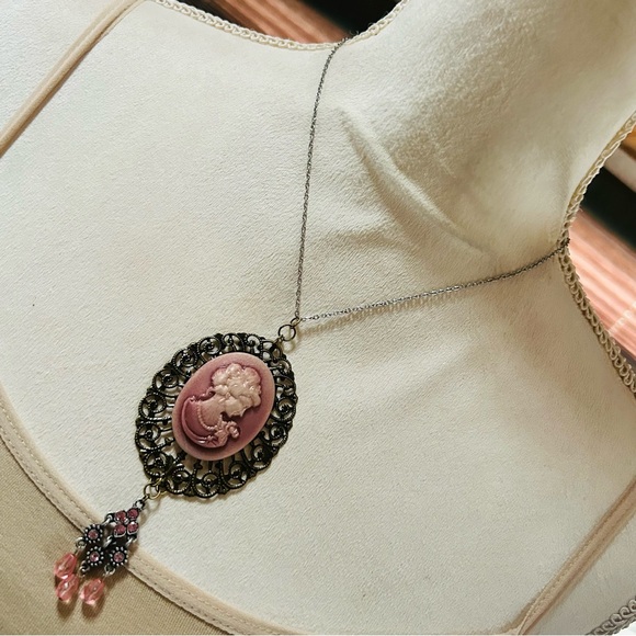 Handcrafted pink iridescent Victorian lady cameo pendant on chain necklace - Picture 1 of 7